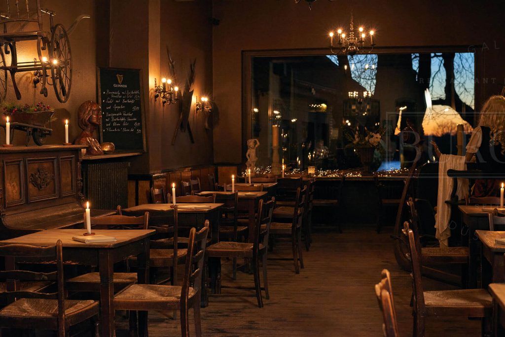 Galerie Burghof | Restaurant & Biergarten in Düsseldorf - Urige Atmosphäre